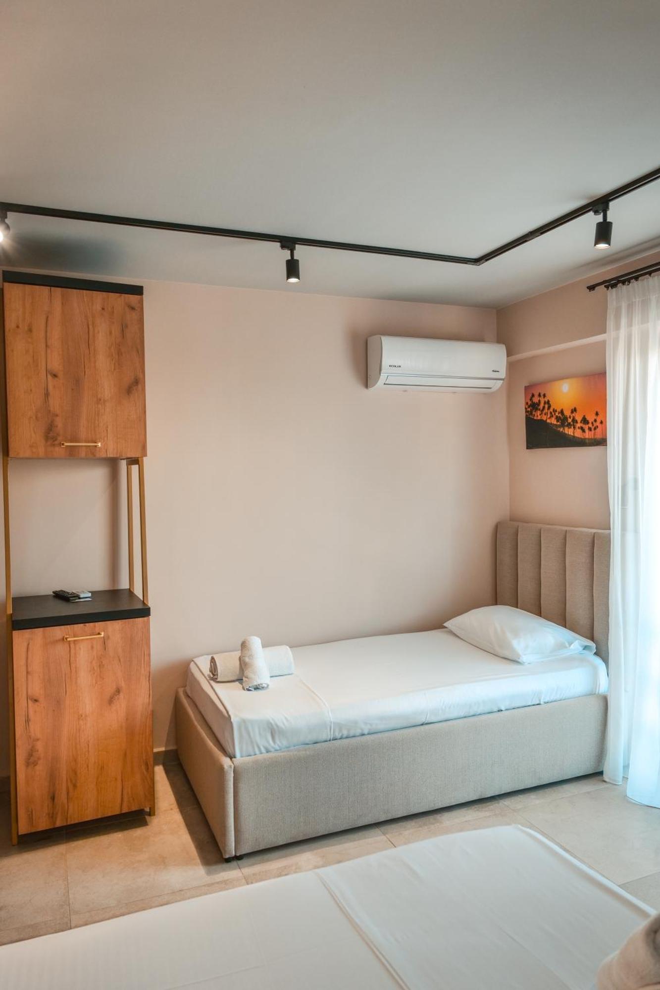 The Blue Wave Hotel ฮีมาเรอ ภายนอก รูปภาพ