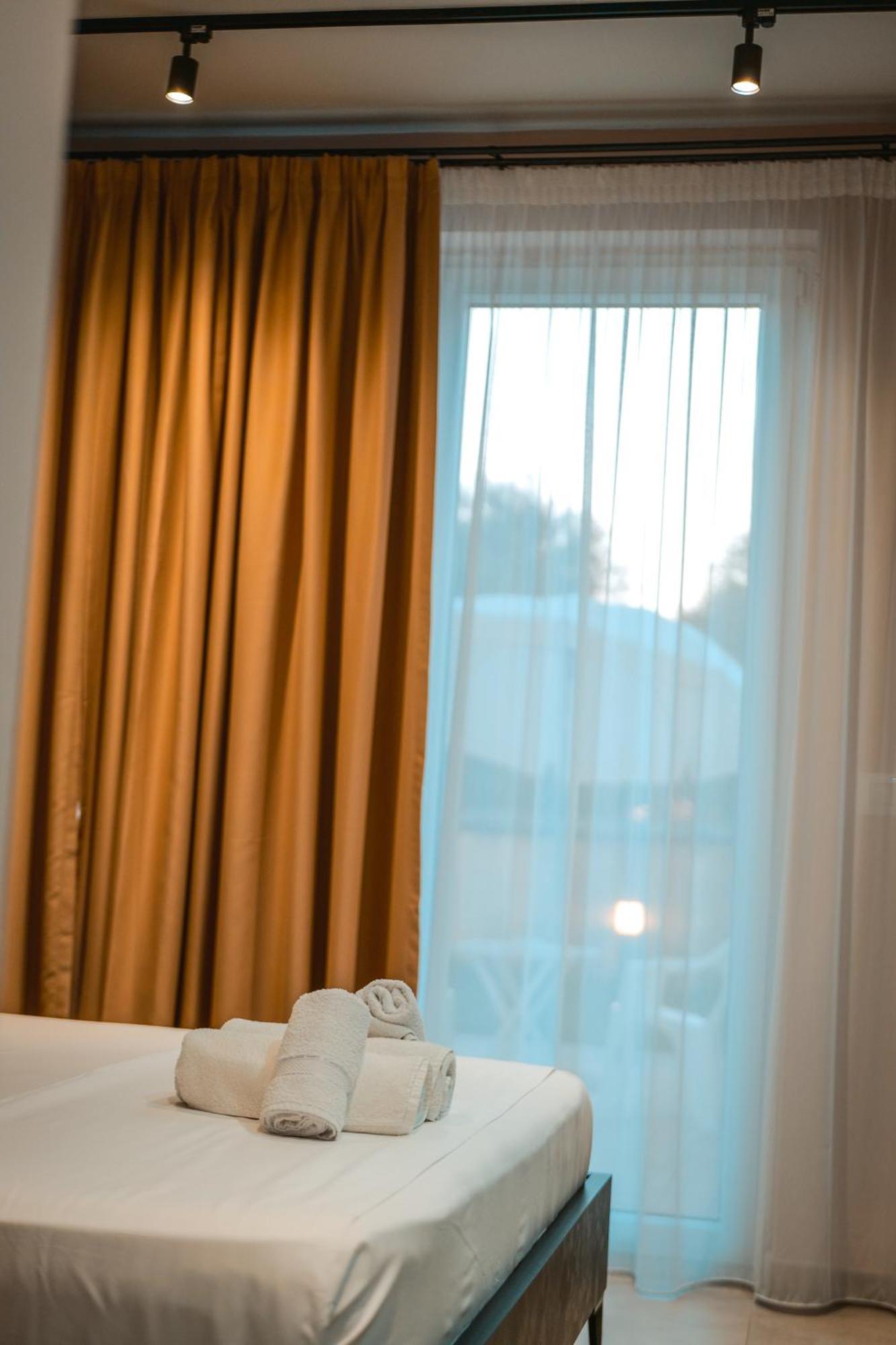 The Blue Wave Hotel ฮีมาเรอ ภายนอก รูปภาพ